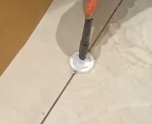 桦川瓷砖空鼓维修公司专业解答瓷砖在铺贴过程中，如果没有涂抹均匀到位的粘结材料（如水泥砂浆或瓷砖胶），可能会导致以下问题
